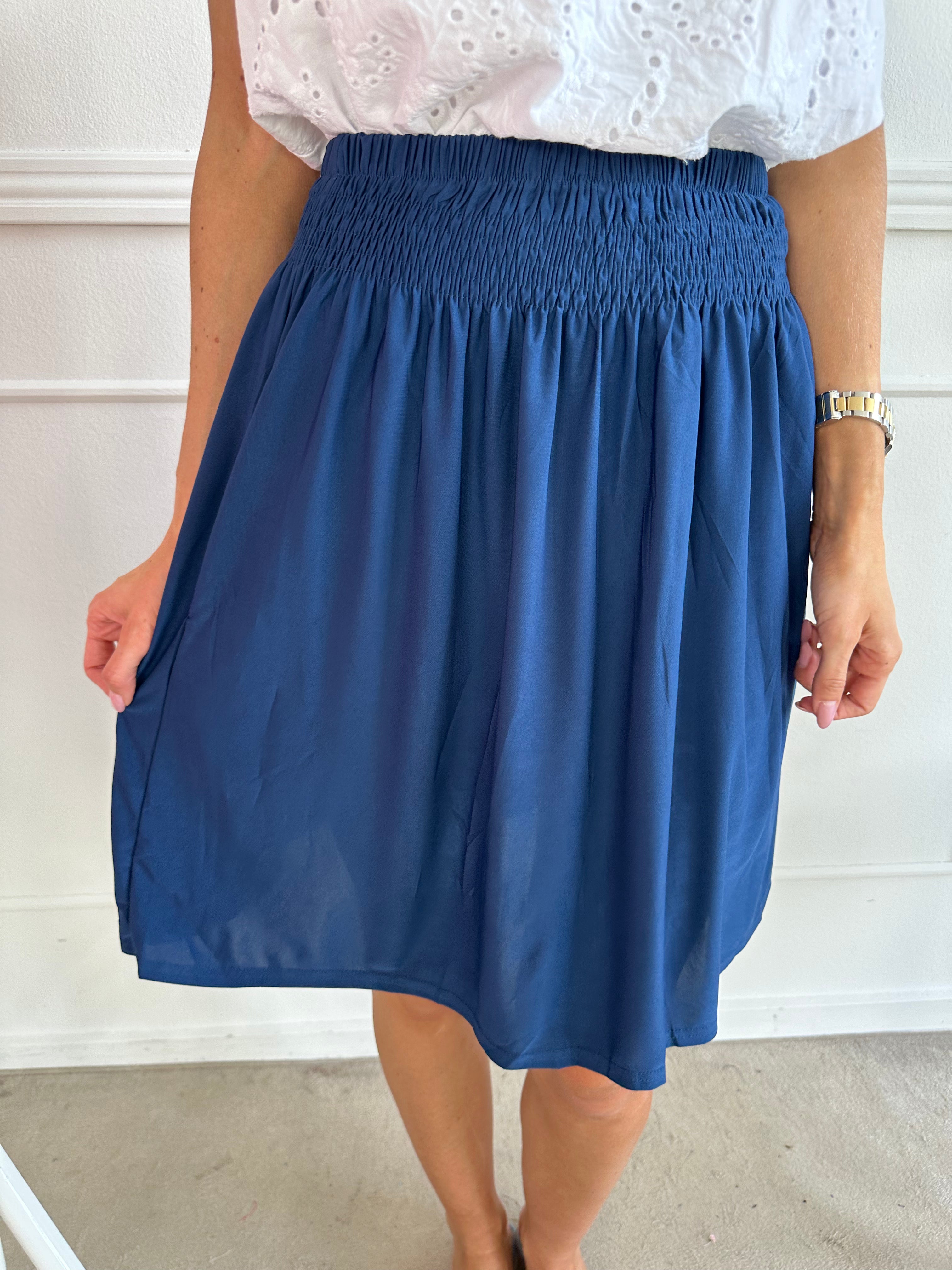 Pams Plain Short Skirt - Kort kjol i stretchigt tyg med fickor